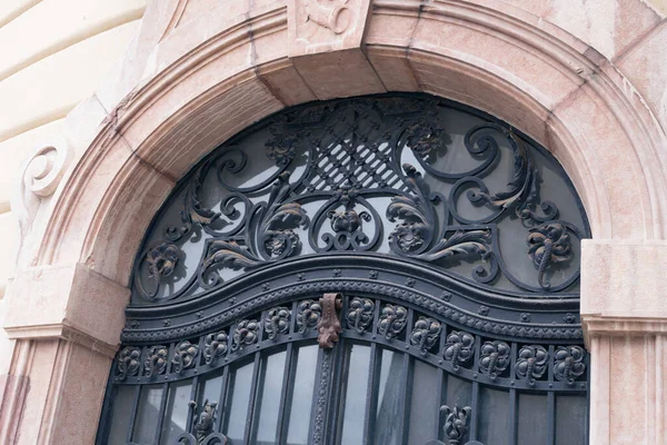 Hermosas Puertas Delanteras Antiguo Edificio Europeo — Foto de Stock