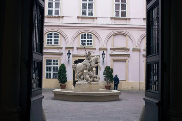 布拉迪斯拉发市中心的老欧洲建筑 — 图库照片