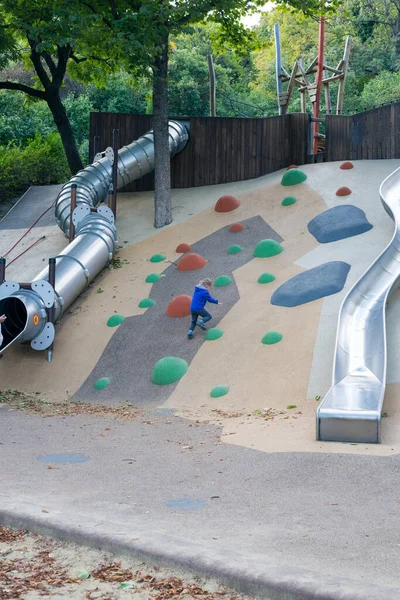 Moderne Buitenspeeltuin Met Glijbanen Klimrekken — Stockfoto