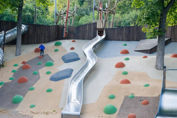 Moderno Parco Giochi All Aperto Con Scivoli Telai Arrampicata — Foto Stock
