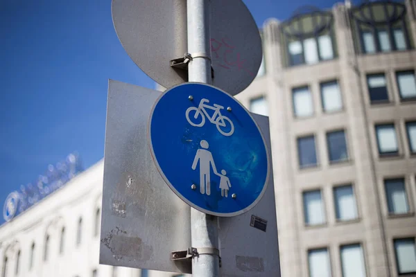 Zeichen Für Den Übergang Von Menschen Und Radfahrern — Stockfoto