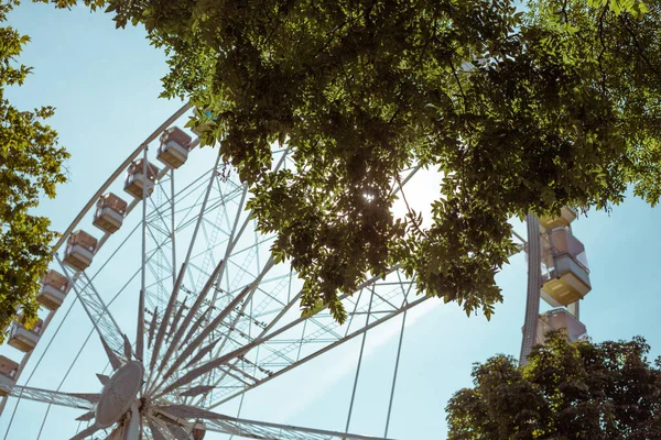 Roda Gigante Bonita Com Cabines Brancas Fundo Céu Azul — Fotografia de Stock