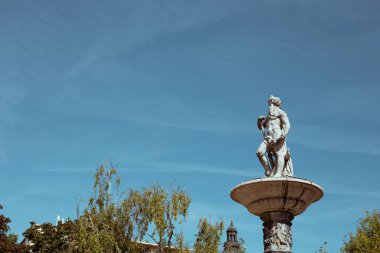 Şehirdeki eski güzel Avrupa anıtı