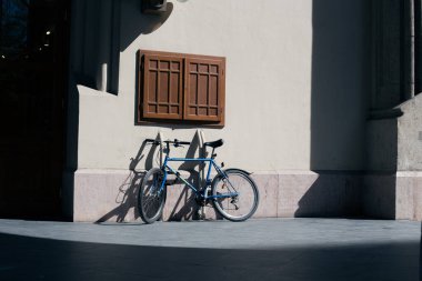 Şehirde eski model bir yürüyüş bisikleti