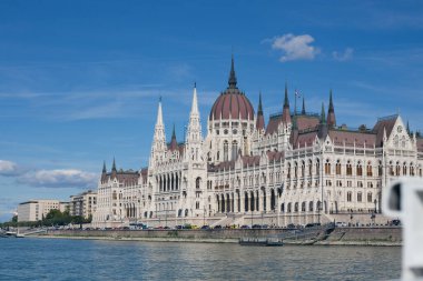 Budapeşte Parlamento Binası açık mavi gökyüzüne karşı