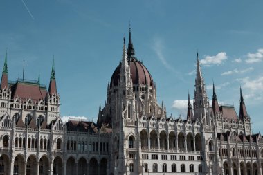 Budapeşte Parlamento Binası açık mavi gökyüzüne karşı