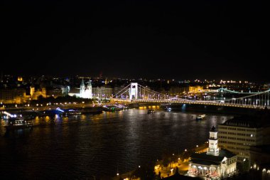 Akşamın manzarası Eski Budapeşte şehri gün batımında