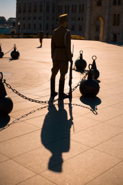 Budapeşte 'deki parlamento binasının yakınındaki tören alanında muhafızlar var.