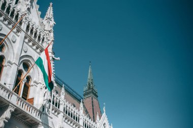 Budapeşte Parlamento Binası cephesinde Macaristan bayrağı