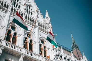 Budapeşte Parlamento Binası cephesinde Macaristan bayrağı