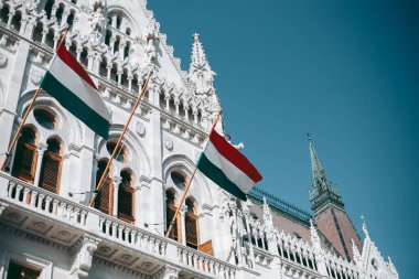 Budapeşte Parlamento Binası cephesinde Macaristan bayrağı