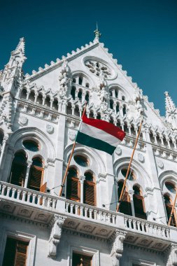 Budapeşte Parlamento Binası cephesinde Macaristan bayrağı