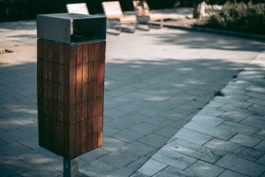 Şehirdeki ahşap çöp tenekesi tasnif edilecek.