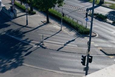 Bir adam yaya geçidinden karşıya geçiyor.