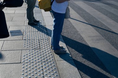 Şehirdeki görme engelliler için dokunsal fayanslar.
