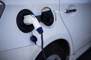 Şehirde hızlı şarj edilen elektrikli araba.
