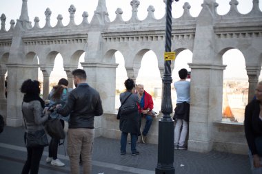 Budin kalesindeki birçok turist manzaranın tadını çıkarıyor