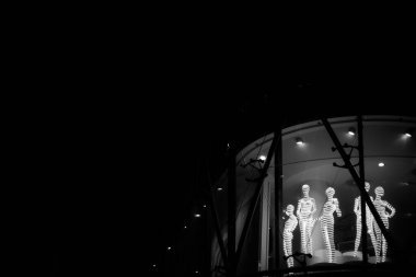 Diyot lambası şeklinde insan mankenleri..