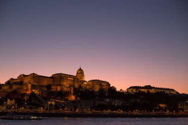 Akşamın manzarası Eski Budapeşte şehri gün batımında