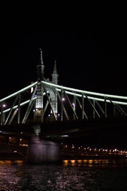 Budapeşte 'de 19. yüzyıl Eski Metalik Yeşil Avrupa Köprüsü