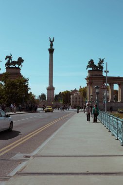 Budapeşte 'deki Kahramanlar Meydanı' nda bir grup turist