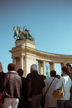 Budapeşte 'deki Kahramanlar Meydanı' nda bir grup turist