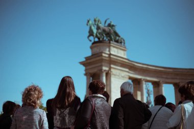 Budapeşte 'deki Kahramanlar Meydanı' nda bir grup turist