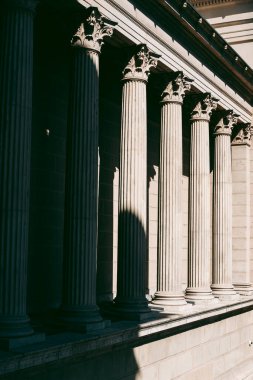 Sütunlu eski Yunan ve Roma tarzı bina