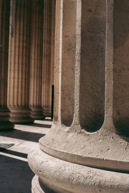 Sütunlu eski Yunan ve Roma tarzı bina