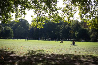 Sokakta insanlarla yeşil park