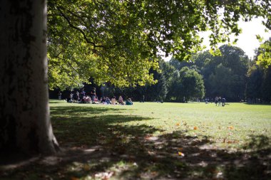 Sokakta insanlarla yeşil park