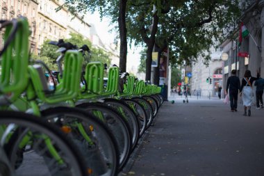 Şehirde eski model bir yürüyüş bisikleti
