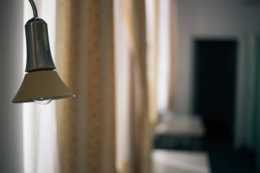 Odadaki mobilyalar açık yeşil.