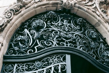 Şehirdeki eski metal kapı.