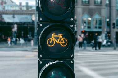 Şehirdeki bisikletçiler için trafik ışığı