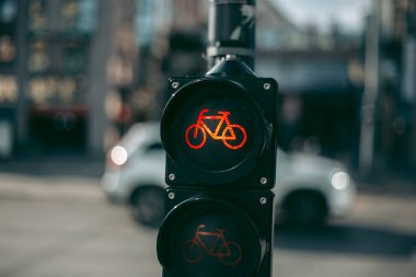 Şehirdeki bisikletçiler için trafik ışığı