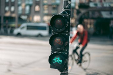 Şehirdeki bisikletçiler için trafik ışığı