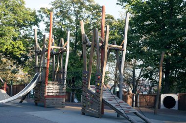 Slaytlı ve tırmanan çerçeveli modern açık hava oyun alanı