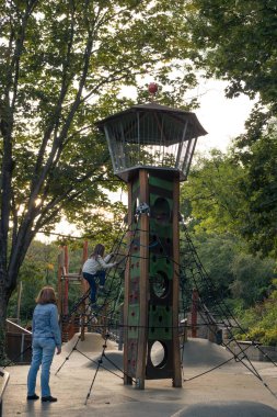 Slaytlı ve tırmanan çerçeveli modern açık hava oyun alanı