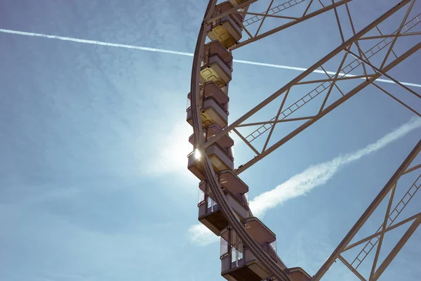 Vacker Pariserhjul Med Vita Hytter Bakgrund Blå Himmel — Stockfoto