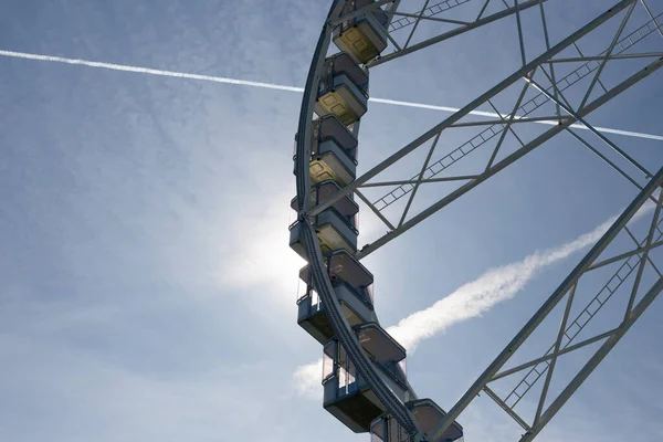 Belle Roue Ferris Avec Cabines Blanches Sur Fond Ciel Bleu — Photo