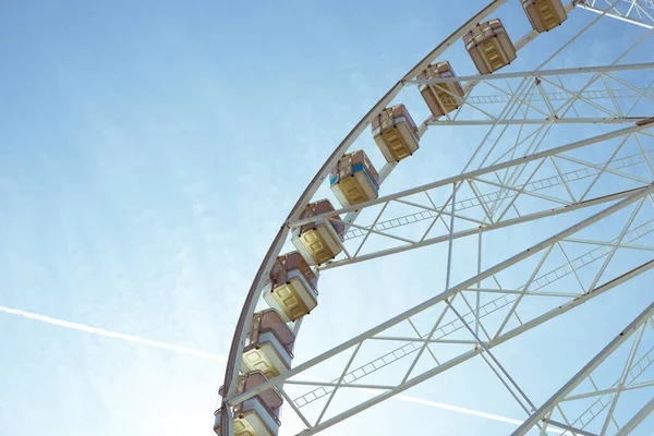 Belle Roue Ferris Avec Cabines Blanches Sur Fond Ciel Bleu — Photo