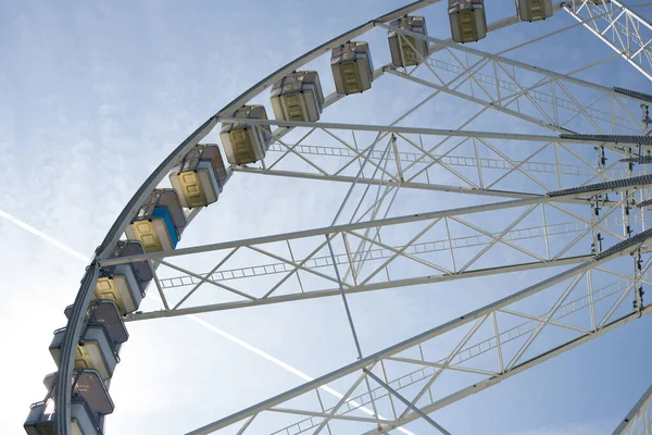 Hermosa Rueda Hurón Con Cabinas Blancas Sobre Fondo Cielo Azul — Foto de Stock