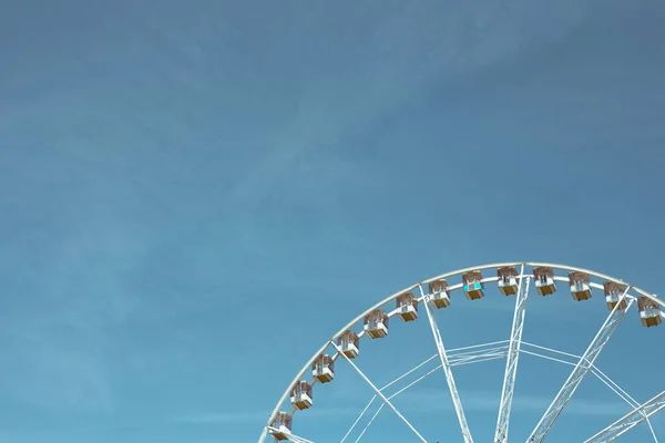 Roda Gigante Bonita Com Cabines Brancas Fundo Céu Azul — Fotografia de Stock
