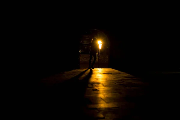 Silhouette Eines Mädchens Das Vor Einer Lichtquelle Steht — Stockfoto