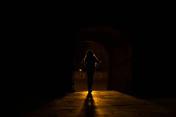 Bir Işık Kaynağının Önünde Duran Bir Kızın Silueti — Stok fotoğraf