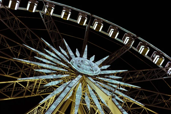 Schönes Riesenrad Mit Weißen Taxis Bei Nacht — Stockfoto