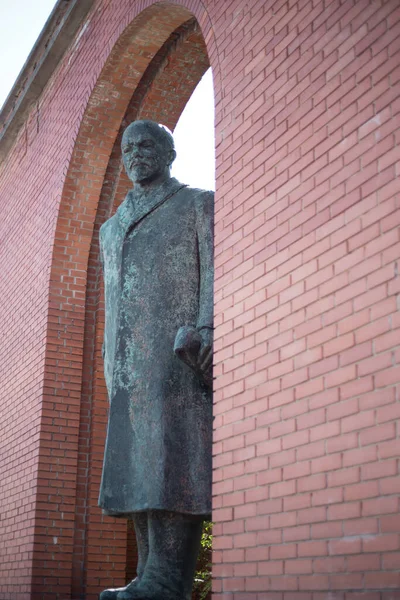 Posąg Lenina Stary Pomnik Przy Ceglanym Murze — Zdjęcie stockowe