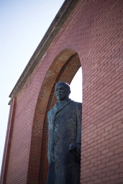 Estatua Lenin Monumento Viejo Cerca Una Pared Ladrillo —  Fotos de Stock