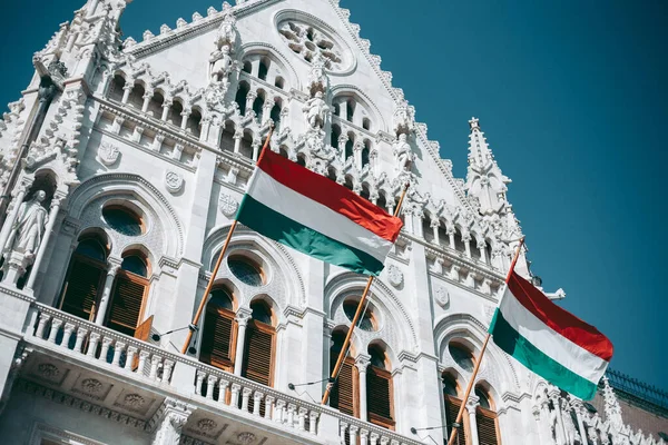 Budapeşte Parlamento Binası cephesinde Macaristan bayrağı